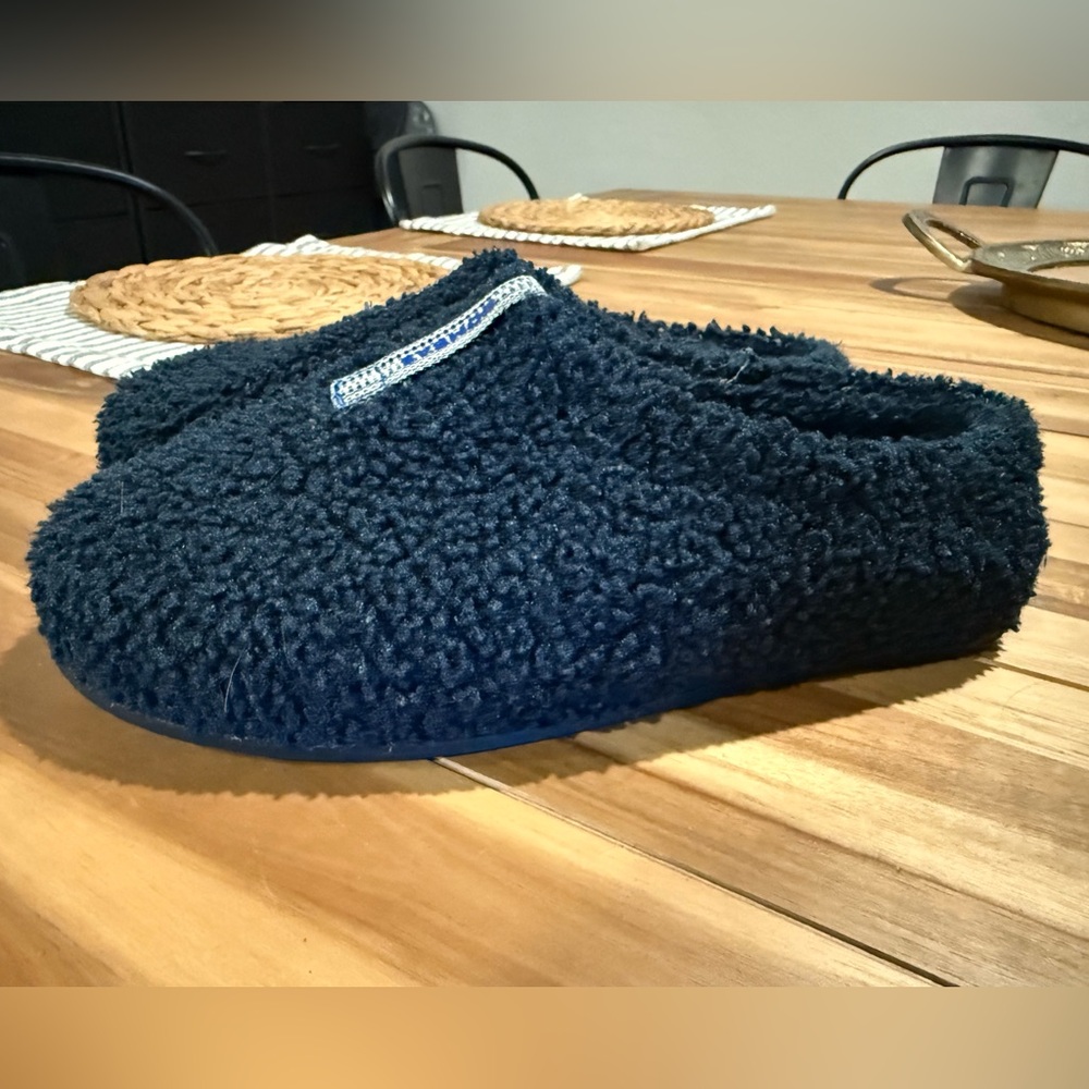 Bombas Navy Blue Fuzzy Slippers
